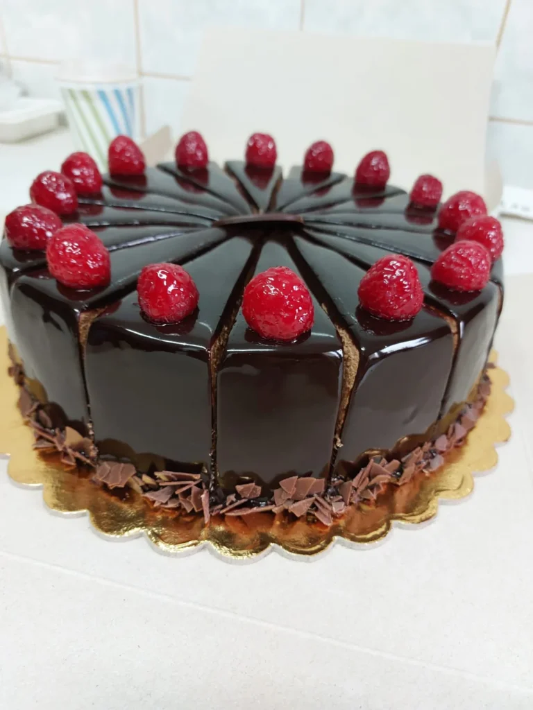 Tort cu ciocolată și zmeură