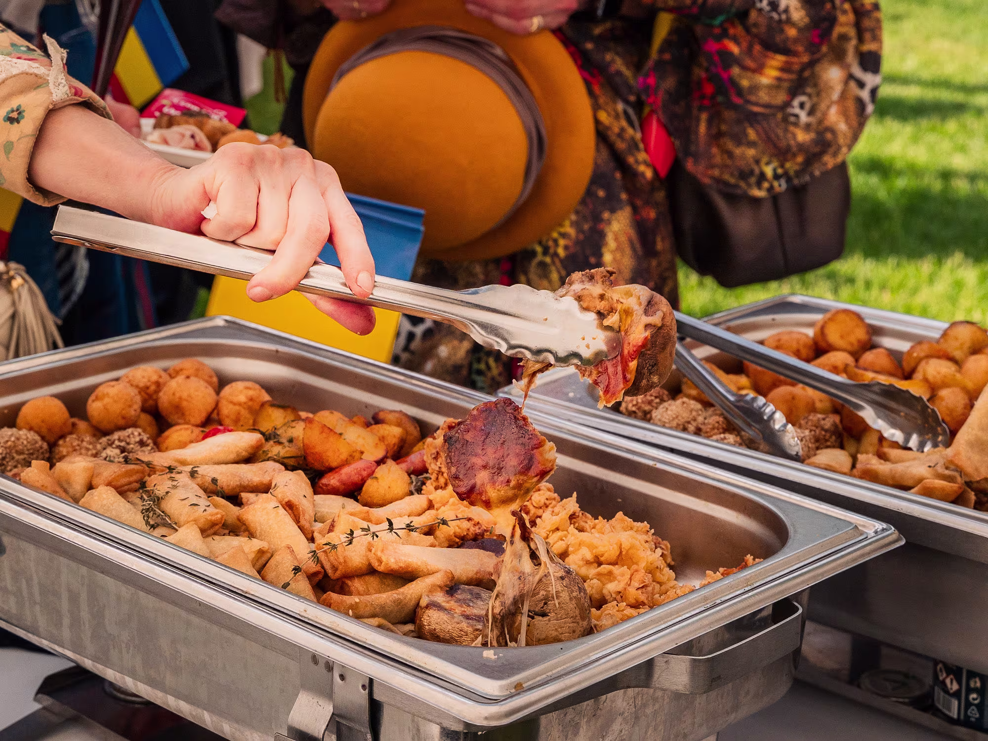 Invitat servind un preparat cald la Garden Party