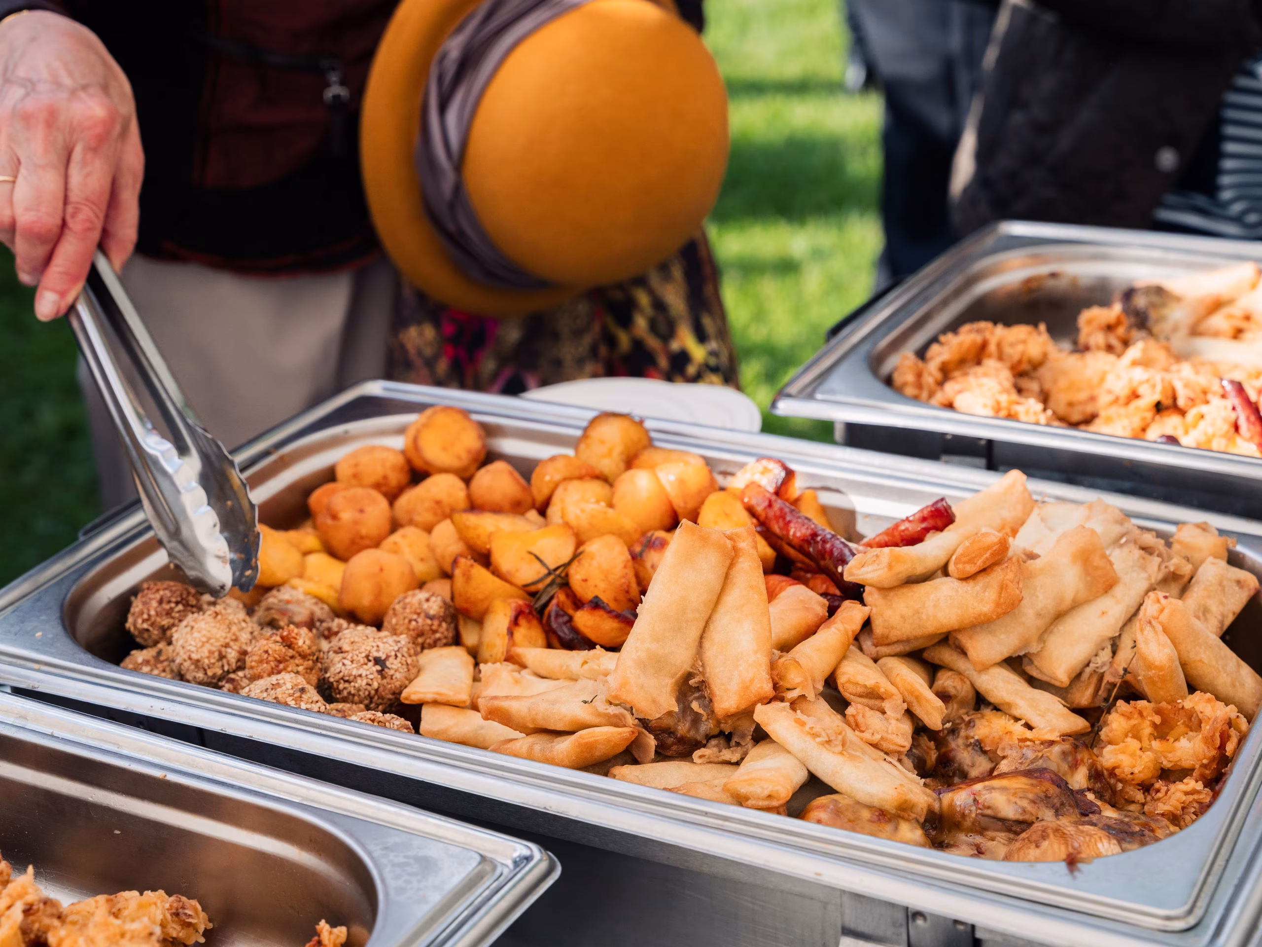 Selecție de preparate calde în chafing dish