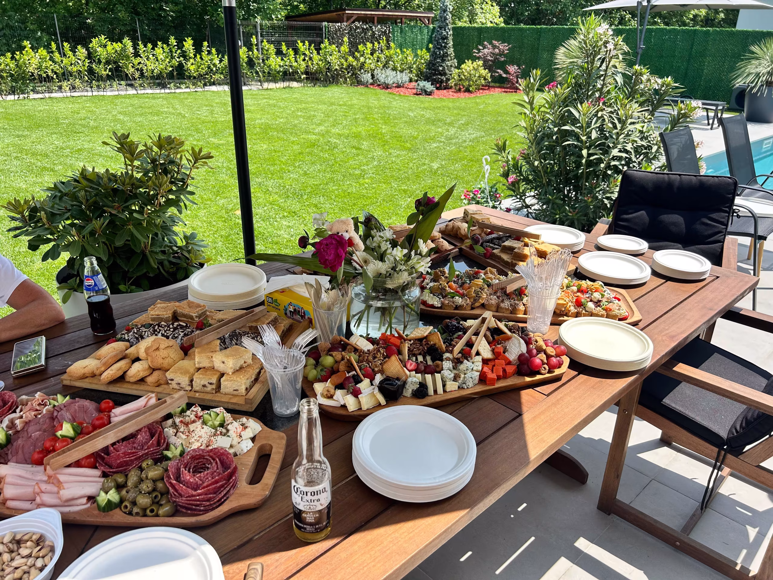 Masă cu platouri pregătită pentru Garden Party la Grădina Șevaletelor